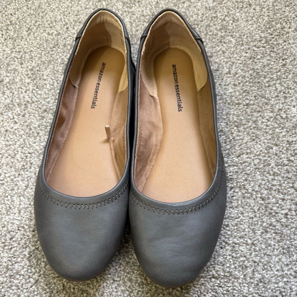 Amazon Essentials Gray Women's Flats Size 7 EUC